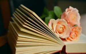 Livre ouvert relié avec fleurs