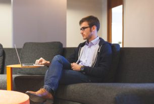 Homme qui écrit sur un ordinateur