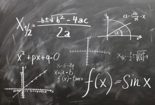 tableau noir avec formules de maths