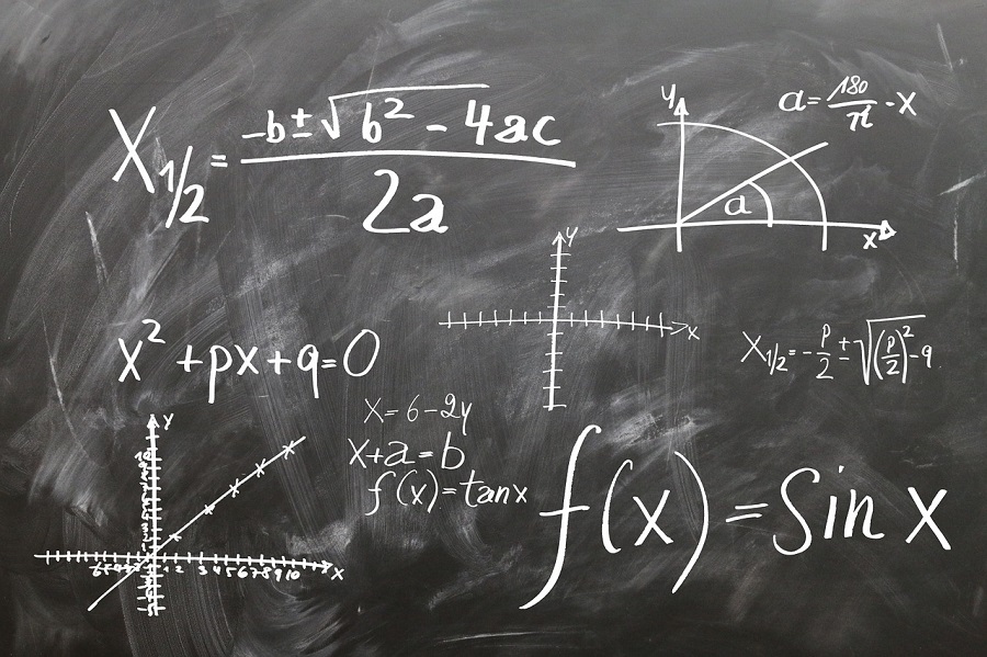 tableau noir avec formules de maths