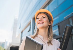 Femme travaillant dans le BTP